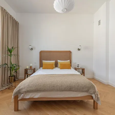 Nowy Swiat 61 With Parking Warschau