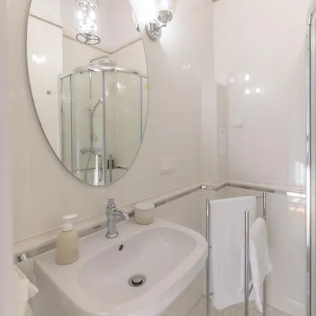 Nowy Swiat 61 With Parking アパート ワルシャワ